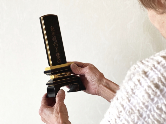 遺品の供養方法｜仏壇・位牌・写真などの正しい整理と注意点